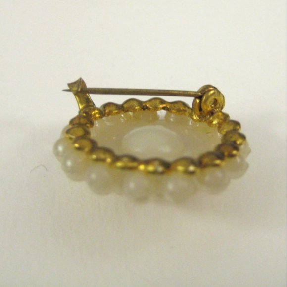Imitation Pearl Plastic Brooch .9 inch Pin Jewelry Goldtone White C Clasp - Picture 5 of 6